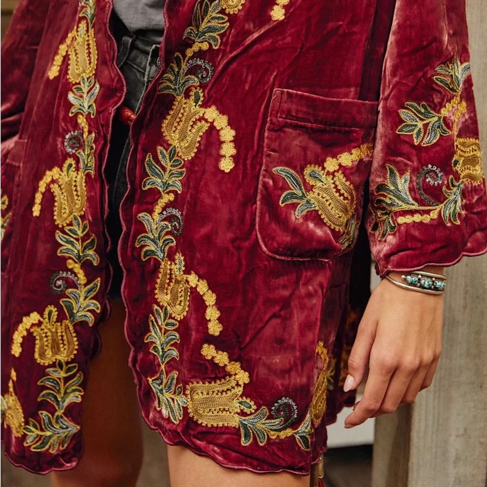 SOLD💫 Chasing Unicorns Proud Mary Silk Embroidered Housecoat OS - Picture 6 of 17